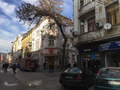 Къща в центъра избухна в пламъци, пожарникари са на място (СНИМКИ)