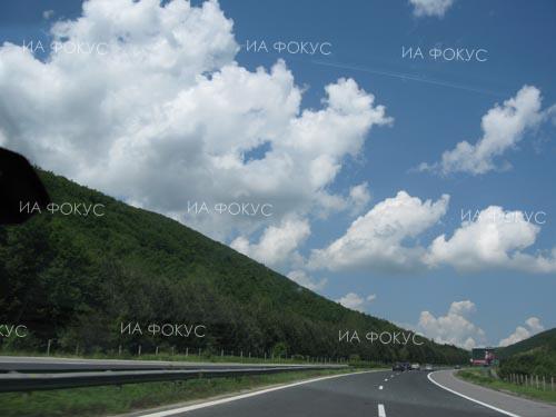 Пловдив: Временно движението се осъществява в аварийната лента от км 144 до км 143 на автомагистрала „Тракия“ в посока София поради две катастрофи в участъка