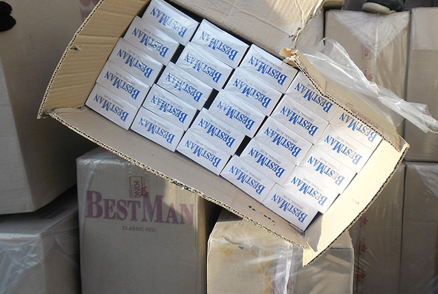 На Руския пазар в Пловдив не си играят! Измамници продадоха кашон с хартия за 1200 лева