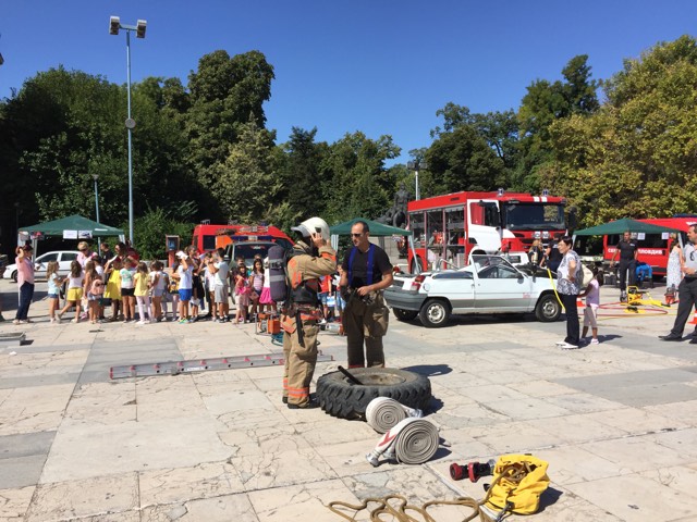 Пловдивските пожарникари със зрелищни демонстрации (ВИДЕО/СНИМКИ)