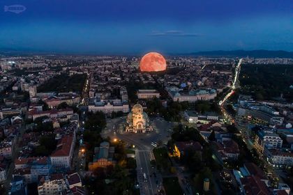 СНИМКА: Луната падна върху София! Стовари се в квартал Радута