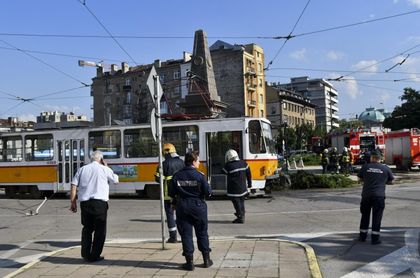 Мъж предизвика транспортен хаос в центъра на София, седна пред трамвай (СНИМКА)