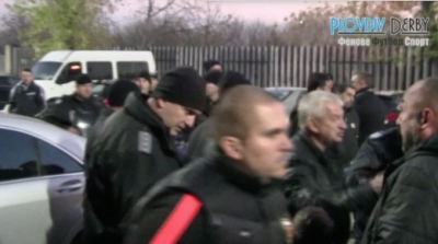 СКАНДАЛ НА ЛАУТА! Терзиев хвърли бутилка по фенове на Локо Пд (ВИДЕО)