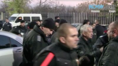 СКАНДАЛ НА ЛАУТА! Терзиев хвърли бутилка по фенове на Локо Пд (ВИДЕО)