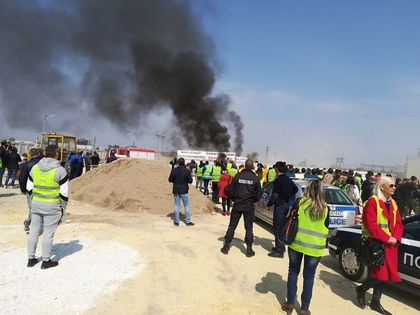 Пловдив: Превозвачи запалиха демонстративно тежкотоварен камион в града в знак на протест срещу приемането на пакета „Макрон”