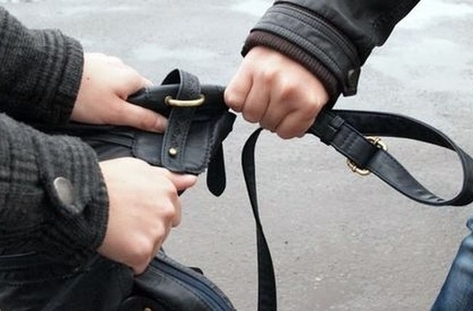 Мъж издърпа чантата на жена в Пловдив, издирват го