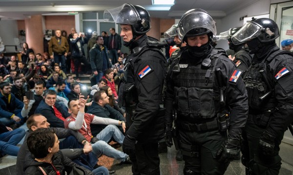 Сърбия се тресе от протести срещу правителството