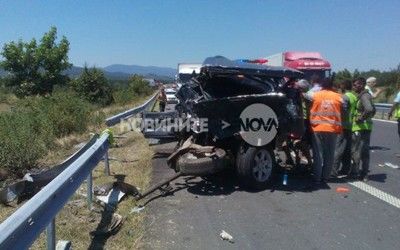 ТИР едва не се вряза в бензиностанция, други два смазаха джип