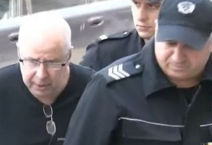Темида подхваща наглия швед Ралф, ритнал камериерка на Слънчака