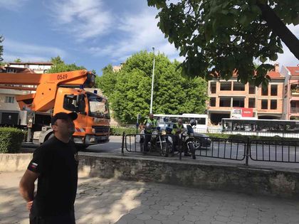 Гражданска защита и полиция в Пловдив на крак заради рояк пчели в центъра (СНИМКИ)