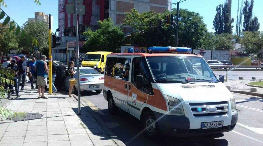Това нормално ли е? Шофьор почина при катастрофа, хора махат за помощ, а 3 линейки подминаха трагедията!