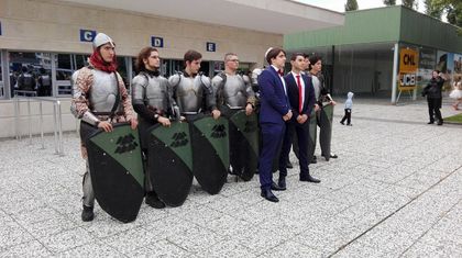 УНИКАЛНО: Рицари пазиха абитуриентките пред хотел Марица! СНИМКИ