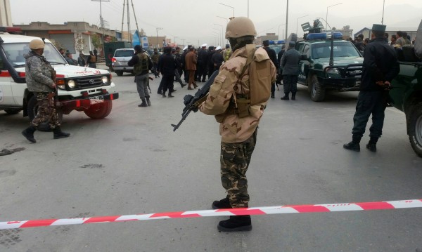 Десетки убити и ранени в атентат в джамия в Кабул