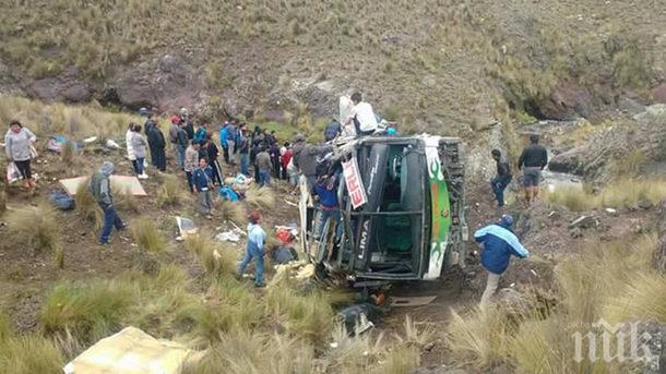 ТРАГЕДИЯ: Автобус с деца падна в пропаст в Перу, седем загинаха