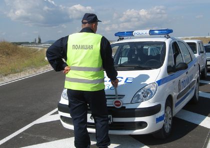 Неправоспособен водач на мотопед блъсна полицай и се опита да избяга