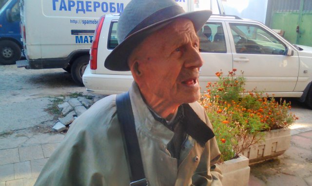 Отказаха асистент на дядо Чоно, той подпали социалния ВИДЕО