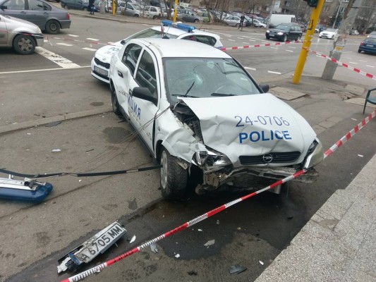 Тежка катастрофа между патрулка и лека кола в столицата, трима са в болница (СНИМКИ)
