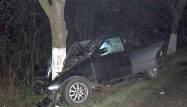 Фиат се въртя и се заби в дърво в Пловдивско, трима младежи са в болница