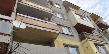 ПЪЛЕН ШАШ! Жилищен вход се напука от кухни на балкона