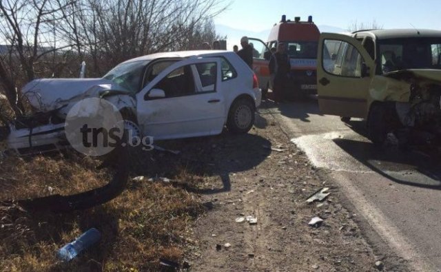 Петима ранени при нелеп челен сблъсък до 