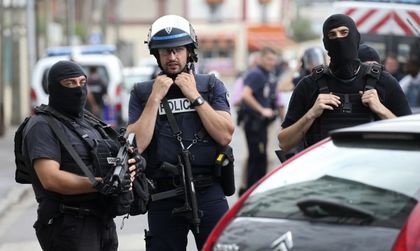Двама взеха заложници в църква във Франция