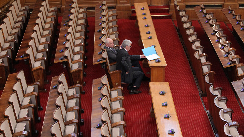 Правят промени в правилника на парламента