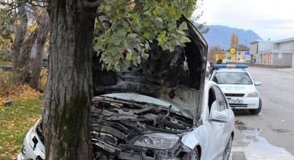 Мъртво пиян се заби с автомобила си в дърво, жив е!