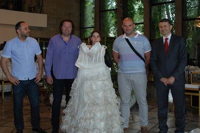 В Пловдив: Съветници и зам.-кмет купиха шест рокли на бедни абитуриентки