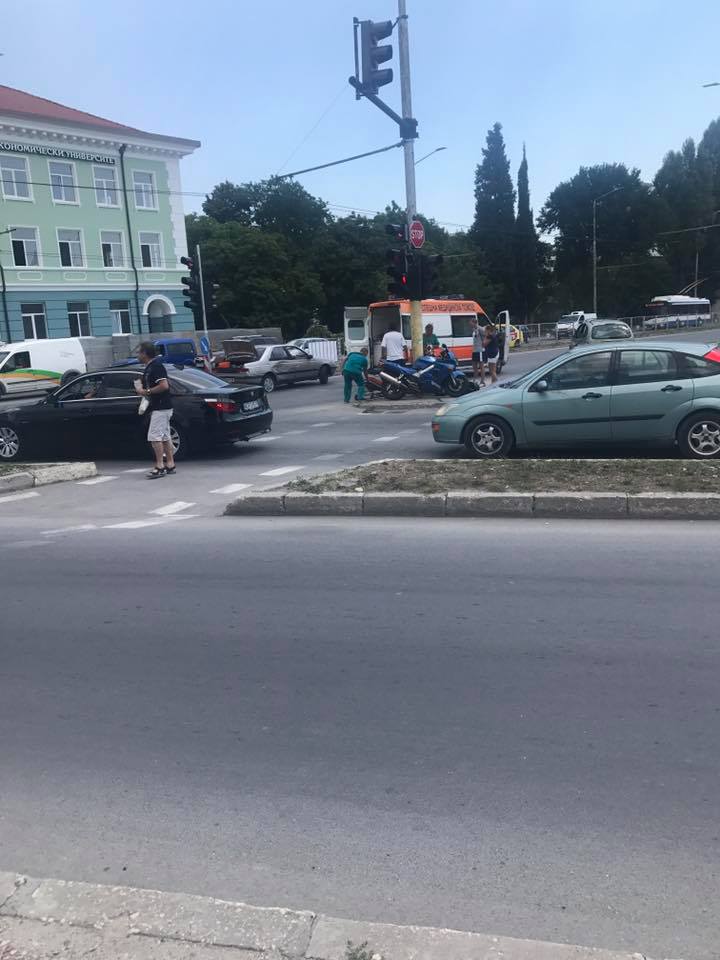 Блъснаха моторист до мол във Варна (СНИМКИ)