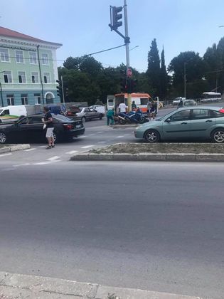 Блъснаха моторист до мол във Варна (СНИМКИ)
