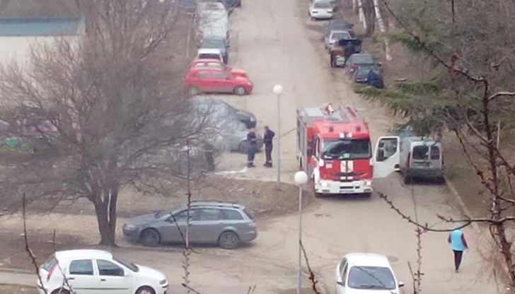 Пожарникари гасиха запален контейнер в квартал 