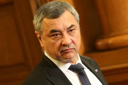 Валери Симеонов скочи за оставката на здравния министър: Засегна интересите на фармацевтичната мафия!