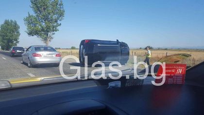 Само в Glas.bg със СНИМКИ: В рамките на километър две катастрофи на магистралата до Пловдив!