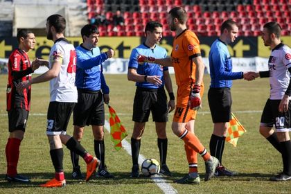 Клуб от Втора лига се раздели с двама опитни футболисти