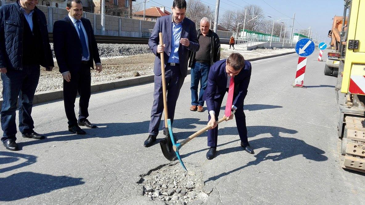 Ремонтите в Прослав започнаха, правят парк 