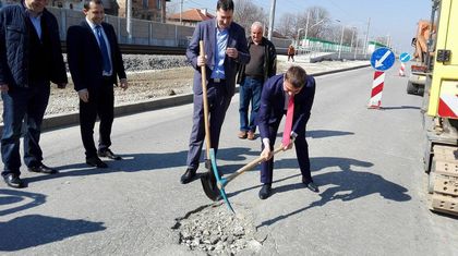 Ремонтите в Прослав започнаха, правят парк
