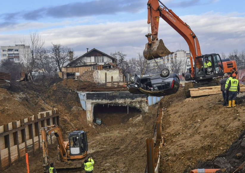 Кола падна в изкопа за метрото в „Овча купел”, две жени са в болница (СНИМКИ)