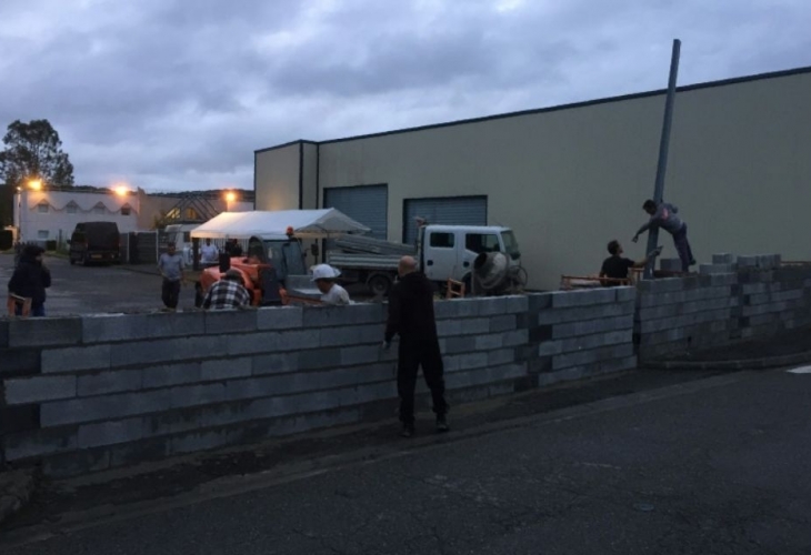 Жители на френско градче изградиха бетонна стена срещу бежанците