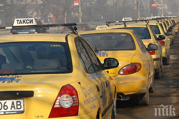 Две таксита се помляха във Варна, седем души са ранени