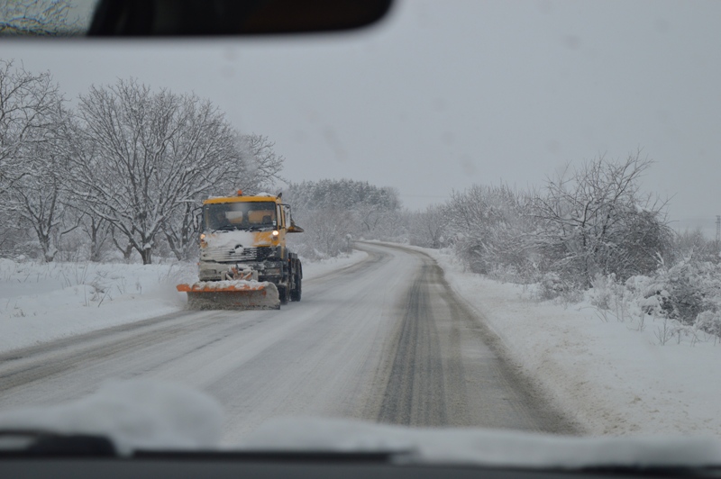 Перник: Временно е ограничено движението на МПС над 12 т по АМ „Струма“ от 20 до 26 км в областта за снегопочистване
