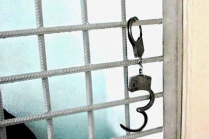 Пияна потроши кафене, прасна собственика със саксия
