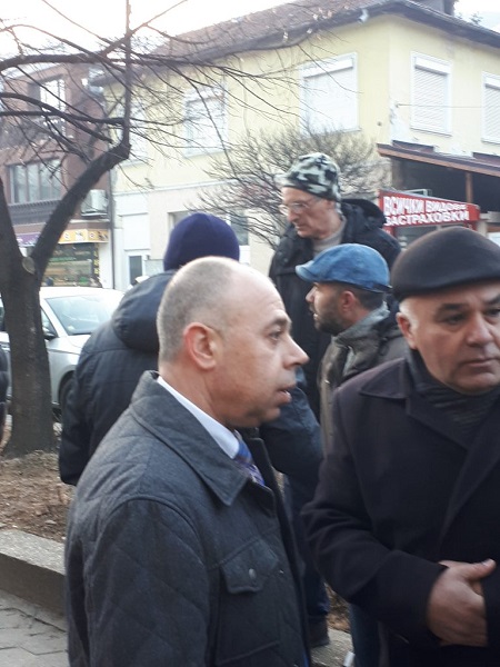 Кюстендил: Директорът на Областната дирекция на МВР ст. комисар Елиан Стамболийски се срещна с участници в мирния протест след масовия бой, при който загина 35-годишен мъж