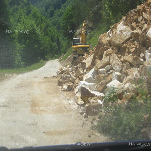 АПИ: Временно движението по път II-82 София – Самоков се осъществява в една лента в района на ВЕЦ „Пасарел“ поради свличане на земна маса