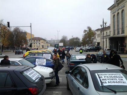 В Смолянско почитат жертвите на пътя, спират движението на невралгични пешеходни пътеки