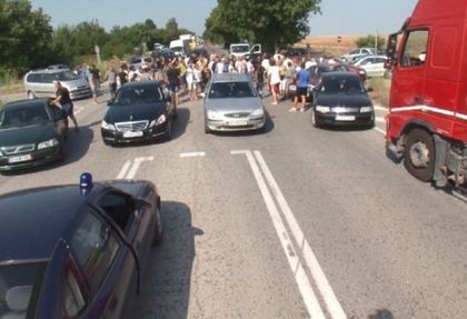 Охранители пребиха жестоко крадец, тумба негови роднини блокира пътя Плевен-Русе. Полицията дойде след 1 час (СНИМКИ)