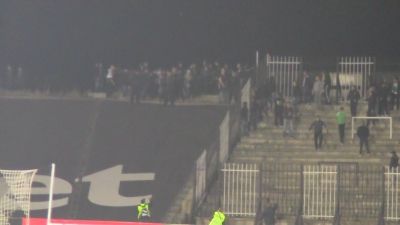 ЕКСКЛУЗИВНО ВИДЕО от ЛАУТА! Лаута Арми атакува Зара бойс! Полицията спря сигурно меле!