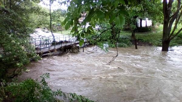 Казанлък: Преляха водите на река Гюрля в селата Средногорово и Горно Черковище, няма опасност за населението