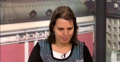 Млада незряща учителка търси работа, но никой не я наема