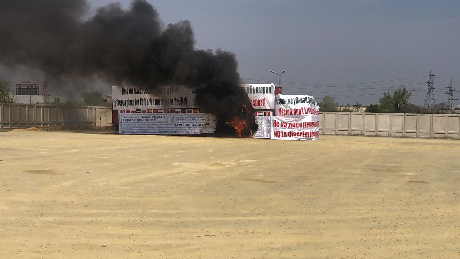 Ето как превозвачи запалиха ТИР в Пловдив в знак на протест срещу пакета 