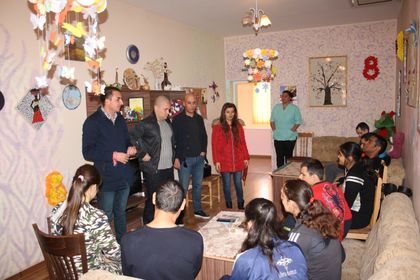Сливен: Младежи от МГЕРБ Сливен закичиха с мартенички младежи и възрастни от социални заведения в града